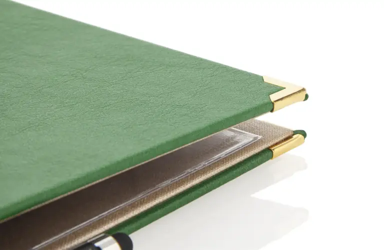 Modèle de dossier de chambre luxe en cuir souple vert avec coins dorés