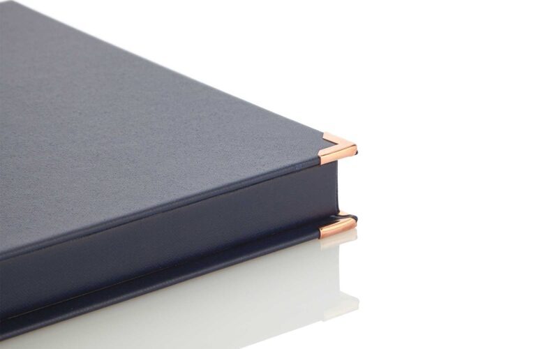 Modèle de dossier de salle avec coins en boîte et cuivre