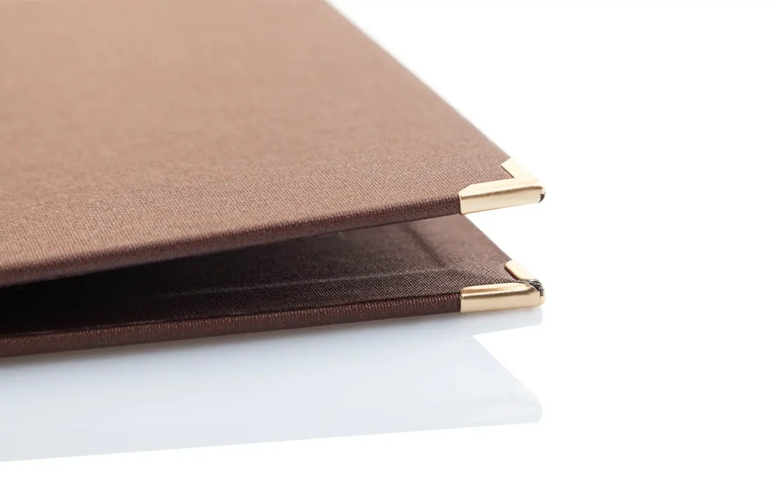 Speisekarten in braun mit Ecken in gold bei Gastrotopcard kaufen