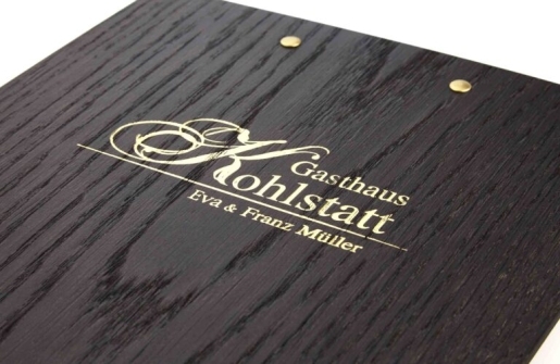 Schwarzes Menuboard mit Logoprägung auf Rückseite