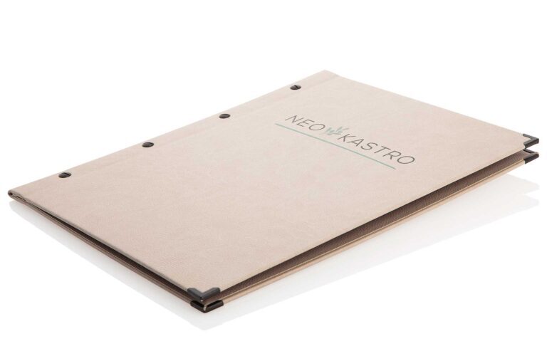 Speisekarte aus Weichleder in beige mit Schrauben