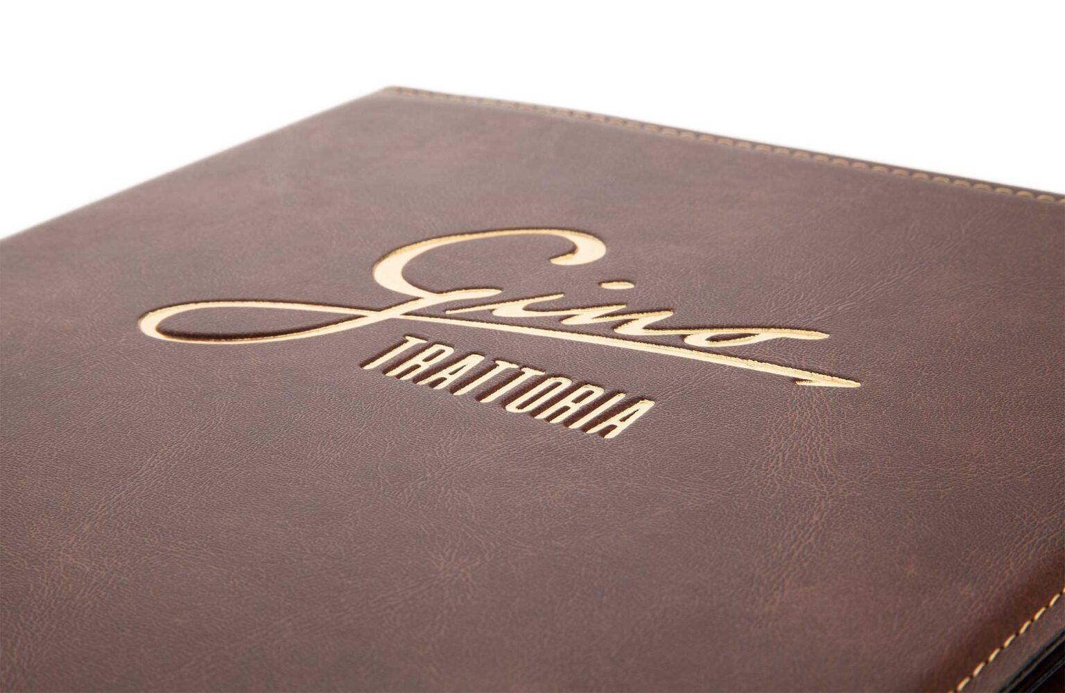 Gaufrage métallique doré encastré sur cuir mousse