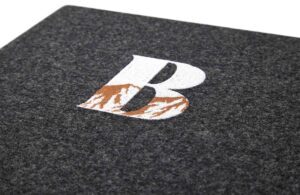 menu gris en loden avec broderie multicolore