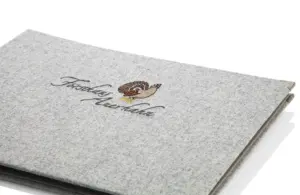 menu gris en loden avec broderie multicolore