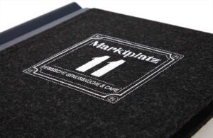 menu de broderies fines sur loden foncé