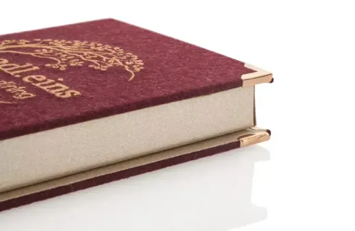 Rechnungsmappen-Modell Billbox aus rotem Loden mit Kupfer-Ecken