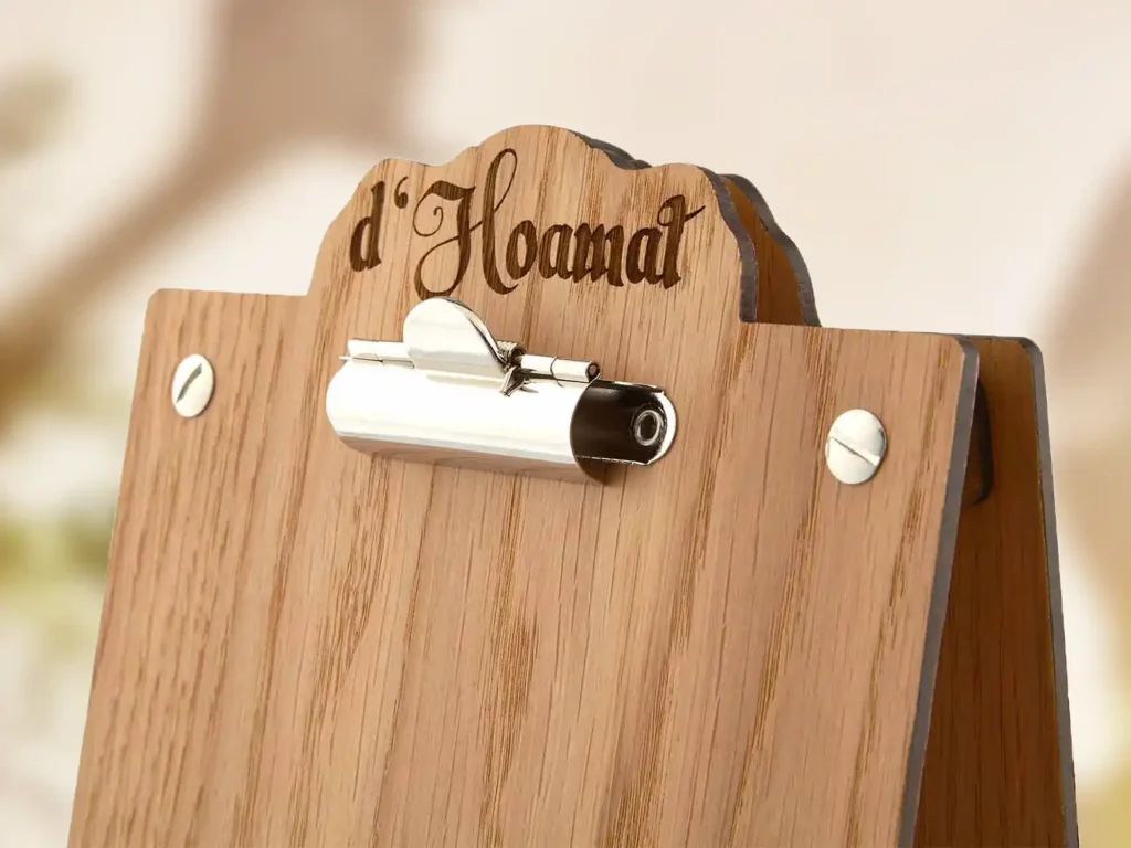 Menuboards aus Holz mit individuellem Logo bei Gastrotopcard kaufen
