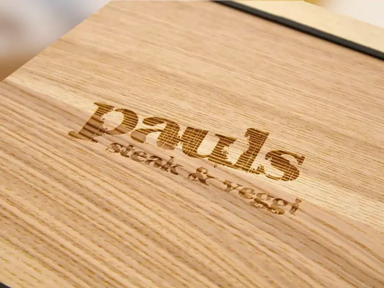 Menuboard aus Holz mit Logo