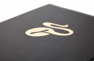 Gold-Metallicprägung auf Schaumleder