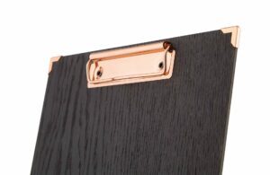 Schwarzes Menuboard mit kupferfarbener Klemme