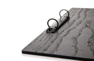 Menuboard-Modell in schwarz mit Ringmechanik