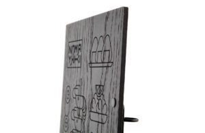 Schwarzes Menuboard aus Holz mit Lasergravur