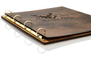 Holz-Menuboard mit Gold-Ringmechanik und Echtledercover