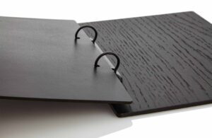 Schwarzes Menuboard mit Ringmechanik und Echtledercover