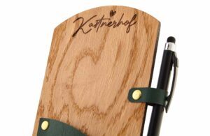 Rechnungsmappen-Modell Billboard aus Holz mit Kugelschreiberhalterung