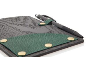 Rechnungsmappe Billboard aus schwarzem Holz mit Einschub-Dreieck