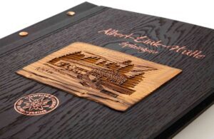 Speisekarte aus Holz in schwarz mit Altholzstreifen