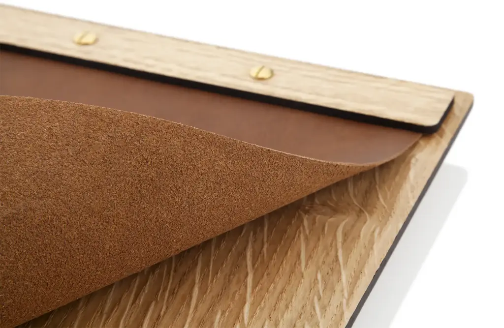 Holz-Menuboard mit Leiste und Echtledercover in braun