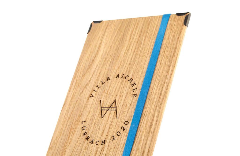 schmales Menuboard-Modell mit blauem Gummiband