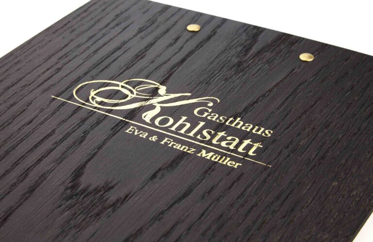 Schwarzes Menuboard mit Logoprägung auf Rückseite