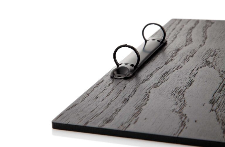 Menuboard-Modell in schwarz mit Ringmechanik