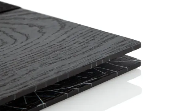 Schwarze Speisekarte aus Holz mit Klemmrücken