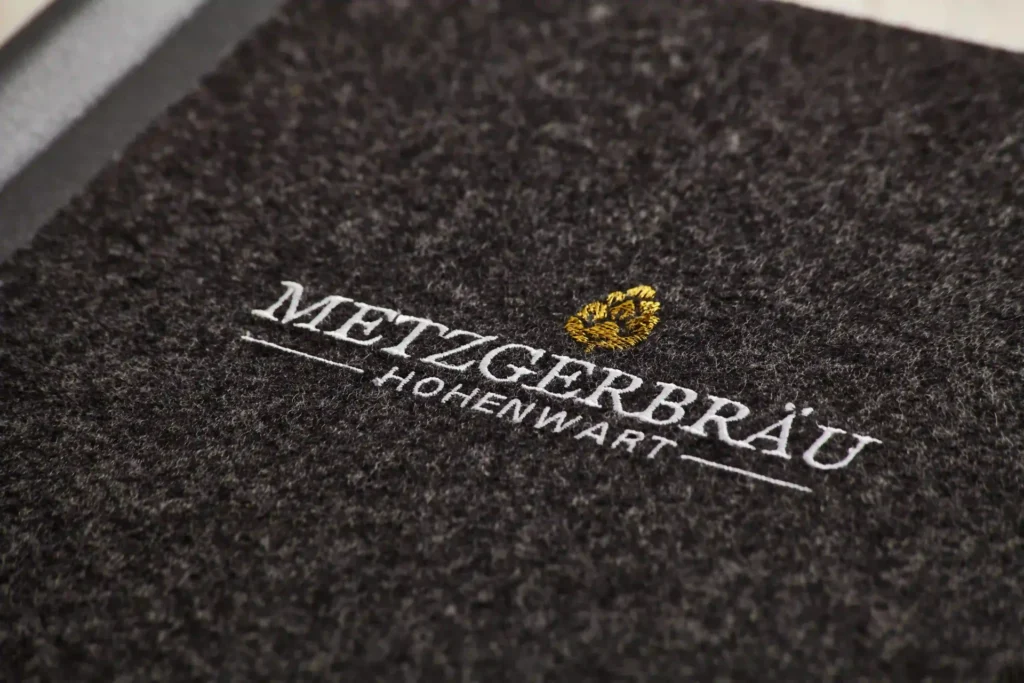 Speisekarte mit Stick auf Loden