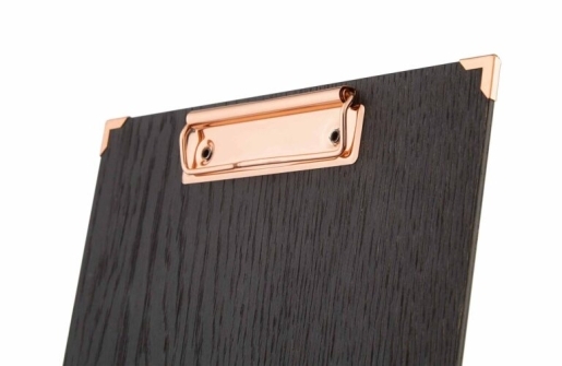 Schwarzes Menuboard mit kupferfarbener Klemme