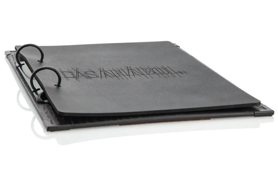Schwarzes Menuboard-Modell mit Ringmechanik und Ledercover