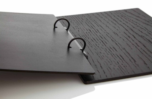 Schwarzes Menuboard mit Ringmechanik und Echtledercover