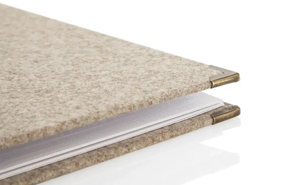 Speisekarte aus Loden in beige mit Altgold-Ecken