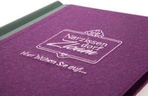 Speisekarte aus Loden in lila mit Logo-Stick