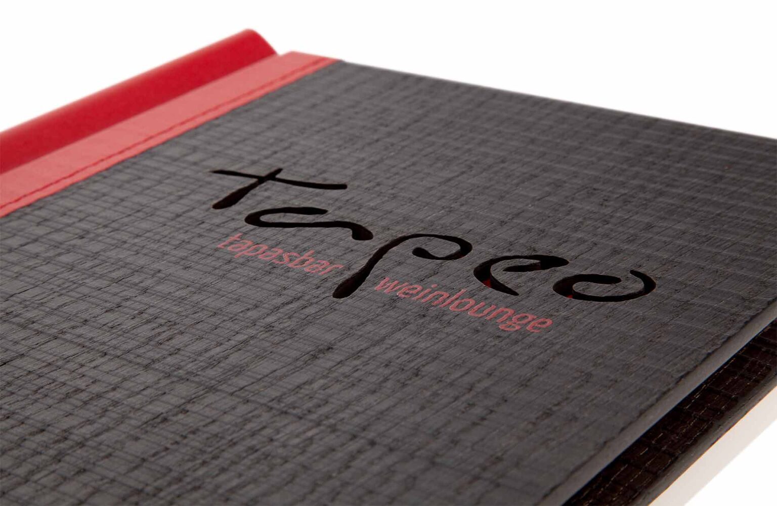 Speisekarte aus Holz in schwarz mit Logo-Cutout