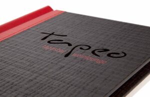 Speisekarte aus Holz in schwarz mit Logo-Cutout