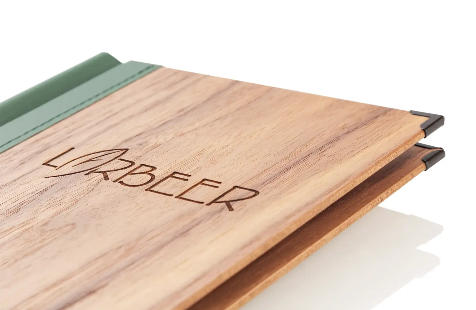 Speisekarte aus Holz mit Logoveredelung bei Gastrotopcard kaufen